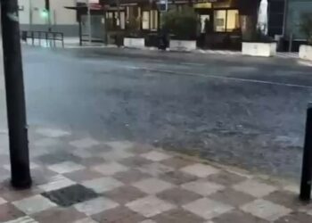 La carretera que atraviesa Tavernes de la Valldigna inundada