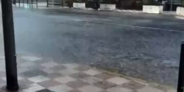 La carretera que atraviesa Tavernes de la Valldigna inundada