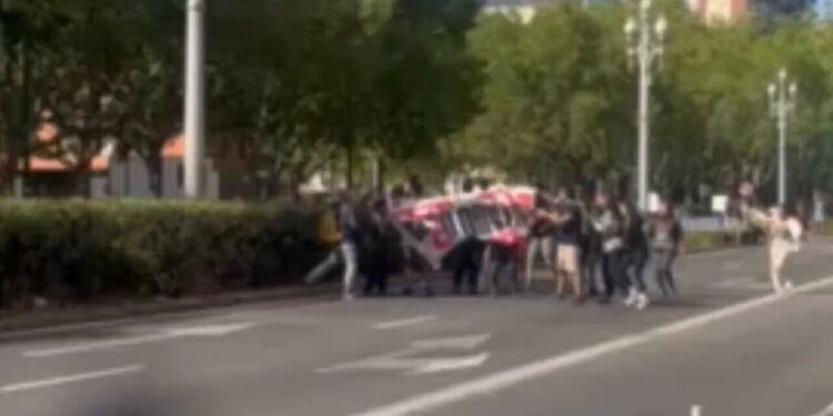 Nuevas protestas pro palestinas en Valladolid tensan la Vuelta y obligan a reducir el recorrido de la etapa 1 Nuevas protestas pro palestinas en Valladolid tensan la Vuelta