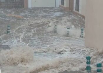 Una fuerte tromba de agua anega Cullera en media hora, convirtiendo las calles en ríos