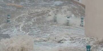 Una fuerte tromba de agua anega Cullera en media hora, convirtiendo las calles en ríos