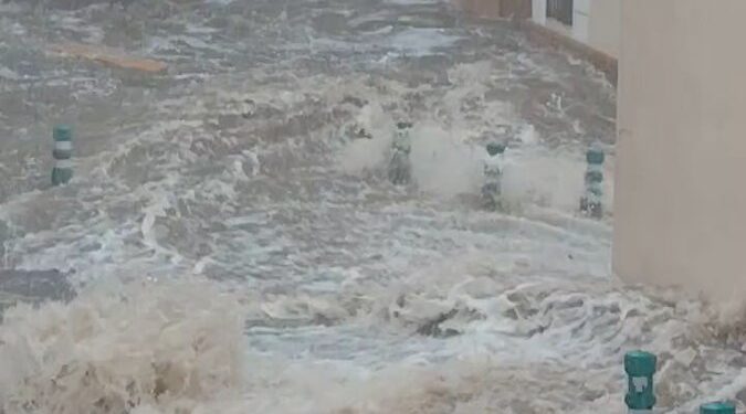 Una fuerte tromba de agua anega Cullera en media hora, convirtiendo las calles en ríos