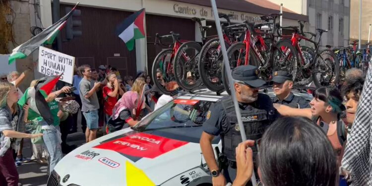 La Vuelta a España se les ha ido de las manos: Nuevos momentos de tensión en Avilés 1 La Vuelta a España se les ha ido de las manos: Nuevos momentos de tensión en Avilés