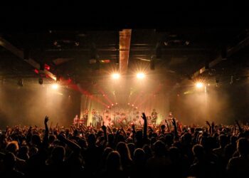 The Cat Empire convierte el primer concierto en el Auditorio Roig Arena en una celebración de la multiculturalidad