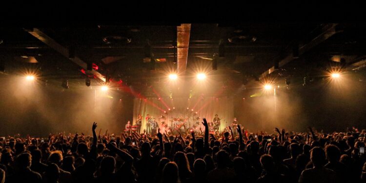 The Cat Empire convierte el primer concierto en el Auditorio Roig Arena en una celebración de la multiculturalidad