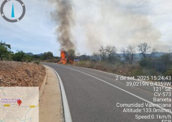 Cortada la CV-573 por un incendio forestal en Barcheta con dos focos contra el que luchan 6 medios aéreos