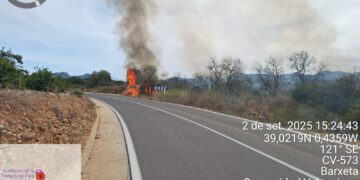 Cortada la CV-573 por un incendio forestal en Barcheta con dos focos contra el que luchan 6 medios aéreos