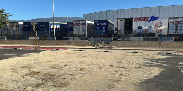 Cierre de la Calle Perelló en Mas del Juge (Torrent) por un vertido de combustible