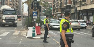52 agentes de Policía Local para evitar atascos en el primer día de colegio por el cierre de Giorgeta/Pérez Galdós