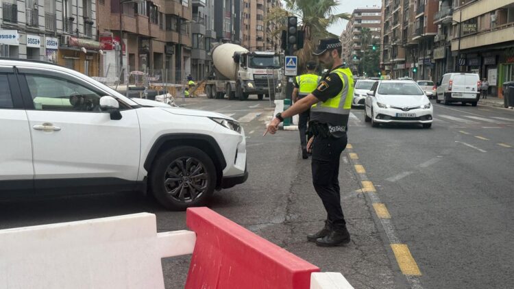 52 agentes de Policía Local para evitar atascos en el primer día de colegio por el cierre de Giorgeta/Pérez Galdós