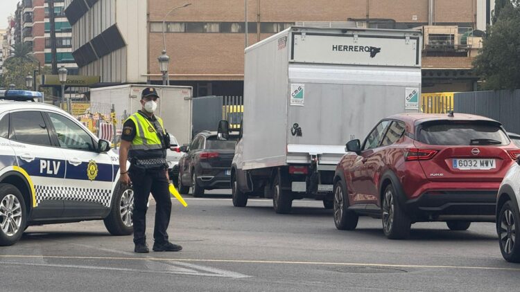 52 agentes de Policía Local para evitar atascos en el primer día de colegio por el cierre de Giorgeta/Pérez Galdós