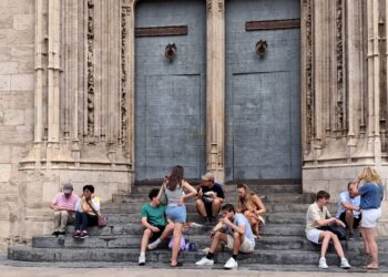 Críticas al gobierno de María José Catalá por el estado de la plaça del Mercat