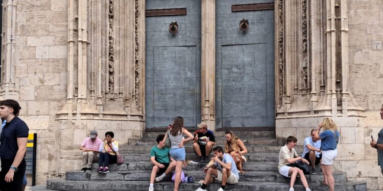 Críticas al gobierno de María José Catalá por el estado de la plaça del Mercat