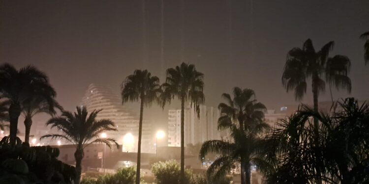 Una fuerte tormenta descarga a medianoche sobre La Ribera Baja 30 litros en menos de una hora