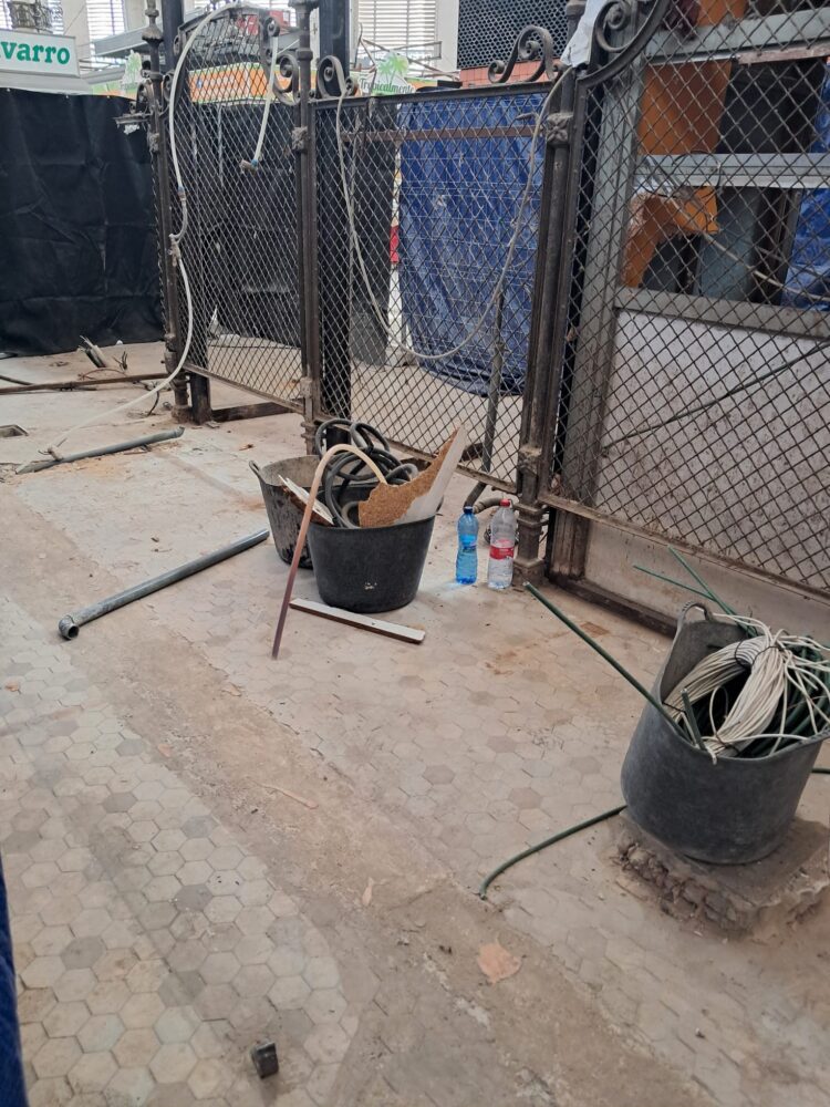 La destrucción silenciosa de la cerámica Nolla en el Mercado Central de Valencia