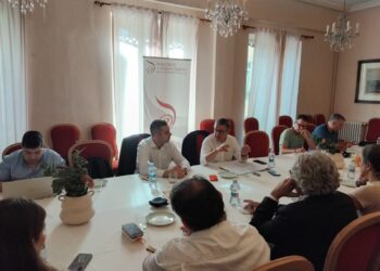 La Asociación de Medios Digitales celebra su segundo desayuno informativo con el conseller de Educación, José Antonio Rovira