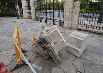 La puerta de Viveros cumple dos meses tirada en el suelo, Catalá no resuelve