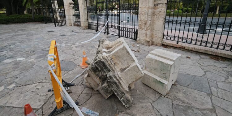 La puerta de Viveros cumple dos meses tirada en el suelo, Catalá no resuelve