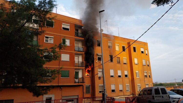 Incendio en vivienda en ruinas en Torrent: Rescate de dos ccupas en un edificio clausurado por la DANA