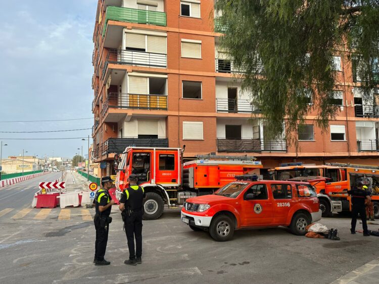 Incendio en vivienda en ruinas en Torrent: Rescate de dos ccupas en un edificio clausurado por la DANA