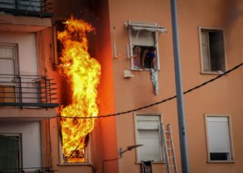 Incendio en vivienda en ruinas en Torrent: Rescate de dos ccupas en un edificio clausurado por la DANA 4 Incendio en vivienda en ruinas en Torrent: Rescate de dos ccupas en un edificio clausurado por la DANA