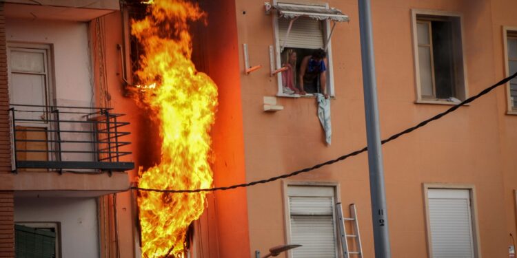 Incendio en vivienda en ruinas en Torrent: Rescate de dos ccupas en un edificio clausurado por la DANA