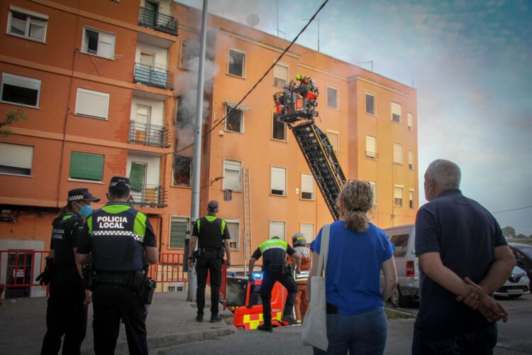 Incendio en vivienda en ruinas en Torrent: Rescate de dos ccupas en un edificio clausurado por la DANA