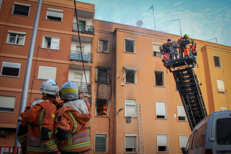 Incendio en vivienda en ruinas en Torrent: Rescate de dos ccupas en un edificio clausurado por la DANA