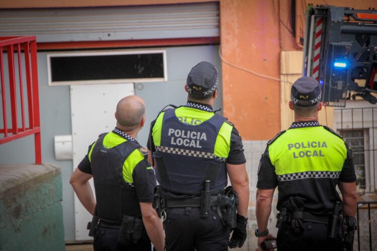 Incendio en vivienda en ruinas en Torrent: Rescate de dos ccupas en un edificio clausurado por la DANA