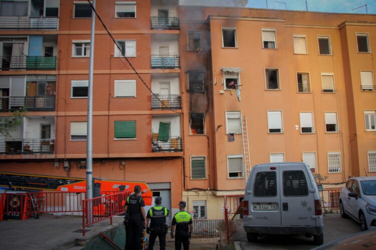 Incendio en vivienda en ruinas en Torrent: Rescate de dos ccupas en un edificio clausurado por la DANA
