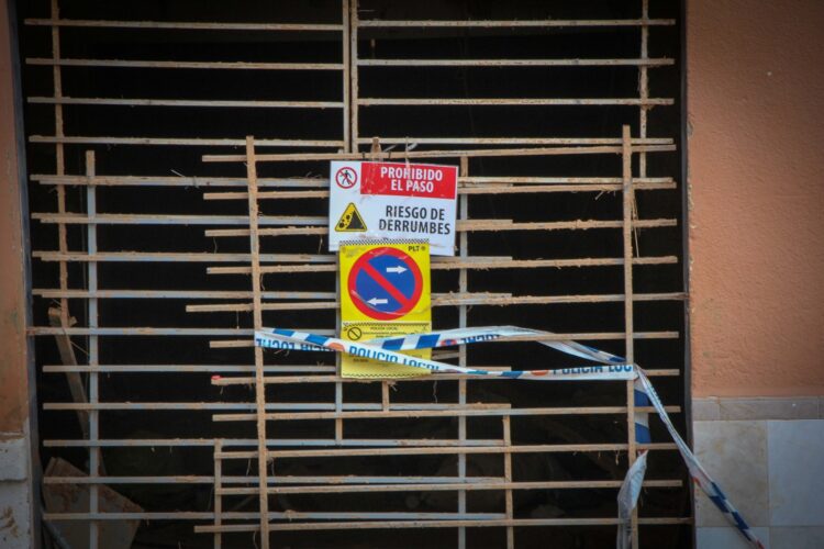 Incendio en vivienda en ruinas en Torrent: Rescate de dos ccupas en un edificio clausurado por la DANA