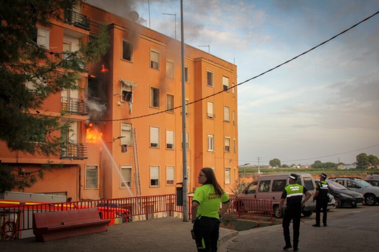 Incendio en vivienda en ruinas en Torrent: Rescate de dos ccupas en un edificio clausurado por la DANA