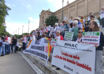 Más de un centenar de personas exige en el Museu d'Art de Cataluña vuelvan las pinturas de Sijena expoliadas