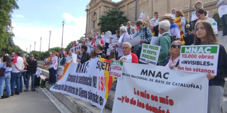 Más de un centenar de personas exige en el Museu d'Art de Cataluña vuelvan las pinturas de Sijena expoliadas