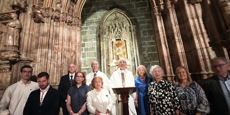 El Obispo de Nazaret (Tierra Santa) visita Valencia y celebra Misa ante el Santo Cáliz