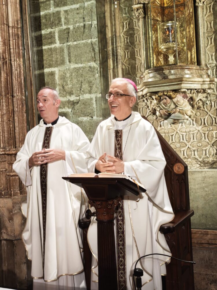 El Obispo de Nazaret (Tierra Santa) visita Valencia y celebra Misa ante el Santo Cáliz