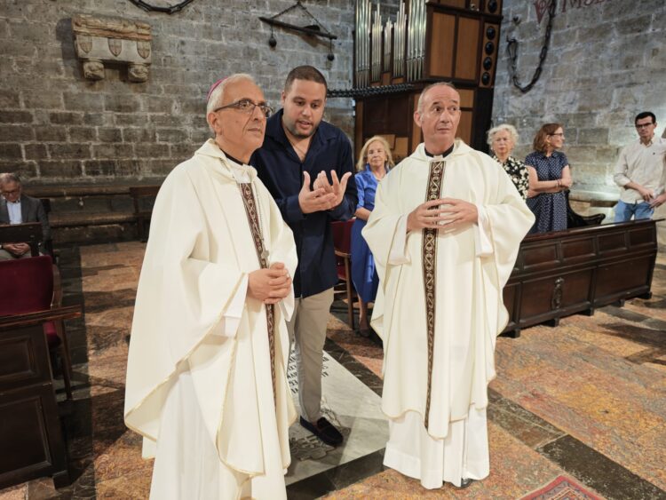 El Obispo de Nazaret (Tierra Santa) visita Valencia y celebra Misa ante el Santo Cáliz