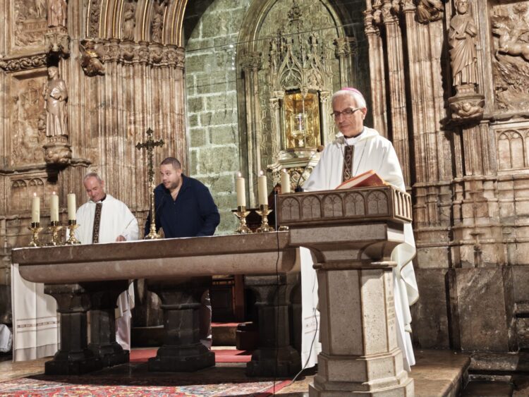 El Obispo de Nazaret (Tierra Santa) visita Valencia y celebra Misa ante el Santo Cáliz