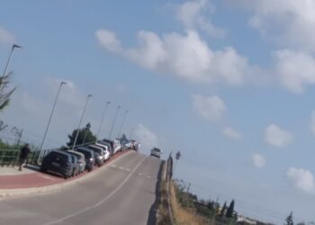 Vecinos de l’Horta Sur colocan sus vehículos en puentes y sobre aceras