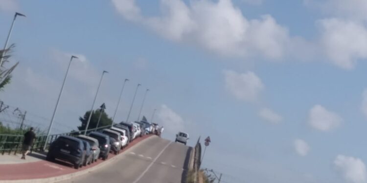 Vecinos de l’Horta Sur colocan sus vehículos en puentes y sobre aceras