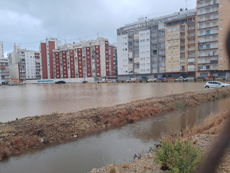 Cullera se intenta recuperar tras la gran tormenta que ha inundado sus calles