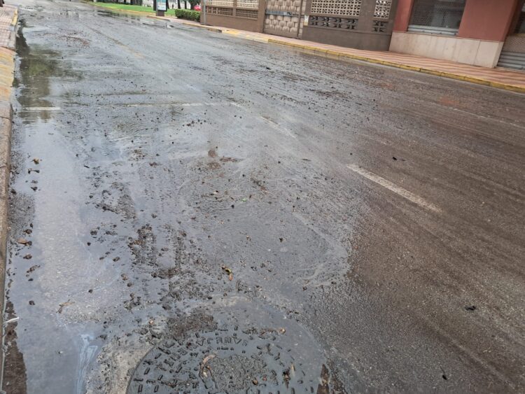 Cullera se intenta recuperar tras la gran tormenta que ha inundado sus calles