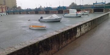 Apertura de compuertas en l'Albufera por la subida del Lago por la lluvia acumulada