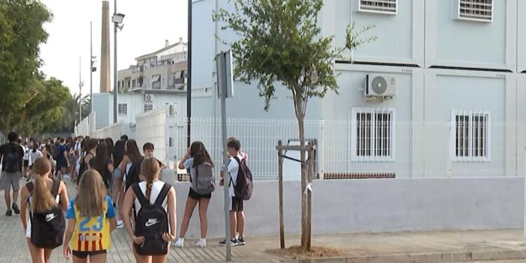 3.000 alumnos de la zona DANA comienzan el curso en barracones: “No nos queda más que aguantarnos” 1 3.000 alumnos de la zona DANA comienzan el curso en barracones: “No nos queda más que aguantarnos”