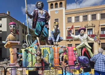 Elda da la bienvenida a las Fallas 2025 con sátira y fiesta