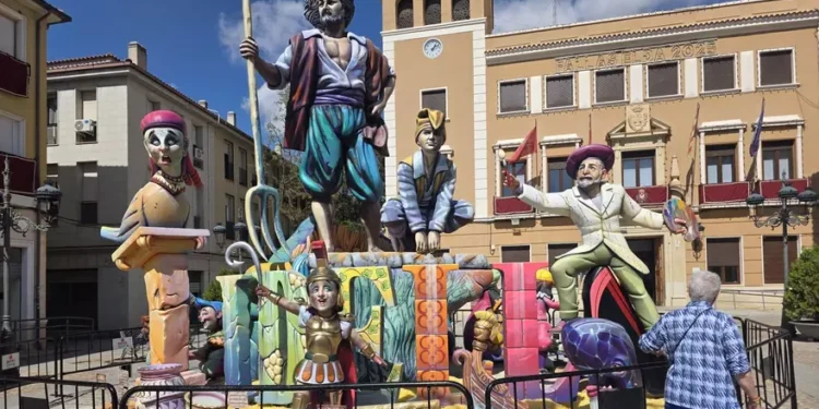 Elda da la bienvenida a las Fallas 2025 con sátira y fiesta