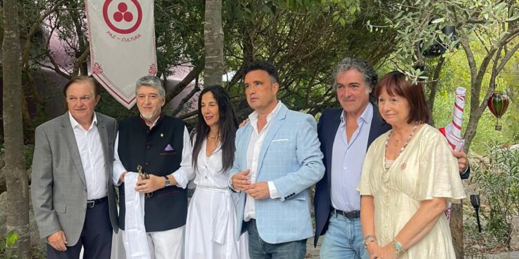 Antonio Camaró, artista internacional, y el Doctor en Educación Pedro Adalid, galardonados con el prestigioso Premio Internacional Nicolás Roerich 1 Antonio Camaró, artista internacional, y el Doctor en Educación Pedro Adalid, galardonados con el prestigioso Premio Internacional Nicolás Roerich