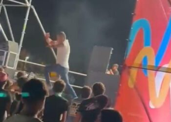 Polémica en Moncada: un edil de PSOE salta del escenario durante una verbena tras insultos a Pedro Sánchez a agredir a los asistentes