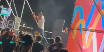 Polémica en Moncada: un edil de PSOE salta del escenario durante una verbena tras insultos a Pedro Sánchez a agredir a los asistentes
