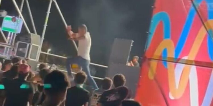 Polémica en Moncada: un edil de PSOE salta del escenario durante una verbena tras insultos a Pedro Sánchez a agredir a los asistentes 1 Polémica en Moncada: un edil de PSOE salta del escenario durante una verbena tras insultos a Pedro Sánchez a agredir a los asistentes